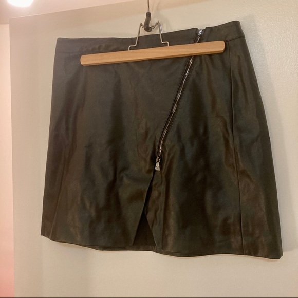 BANANA REPUBLIC black vegan leather zipper skirt - Picture 2 of 5